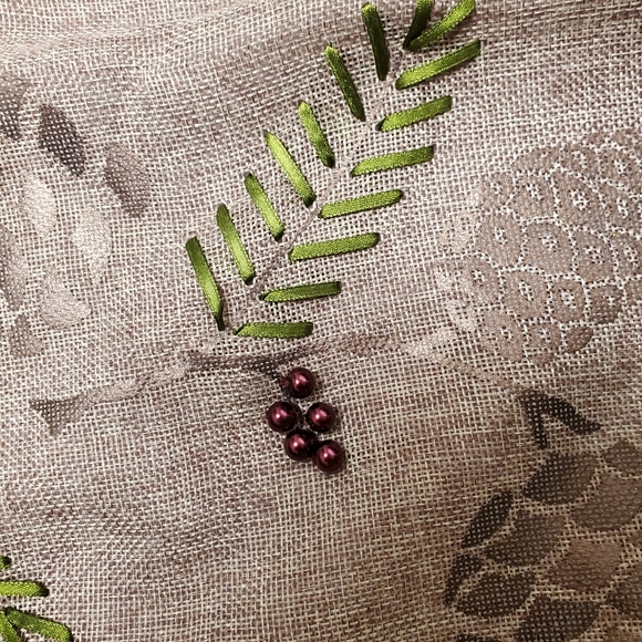 Vintage Christmas tree skirt - Picture 3 of 5